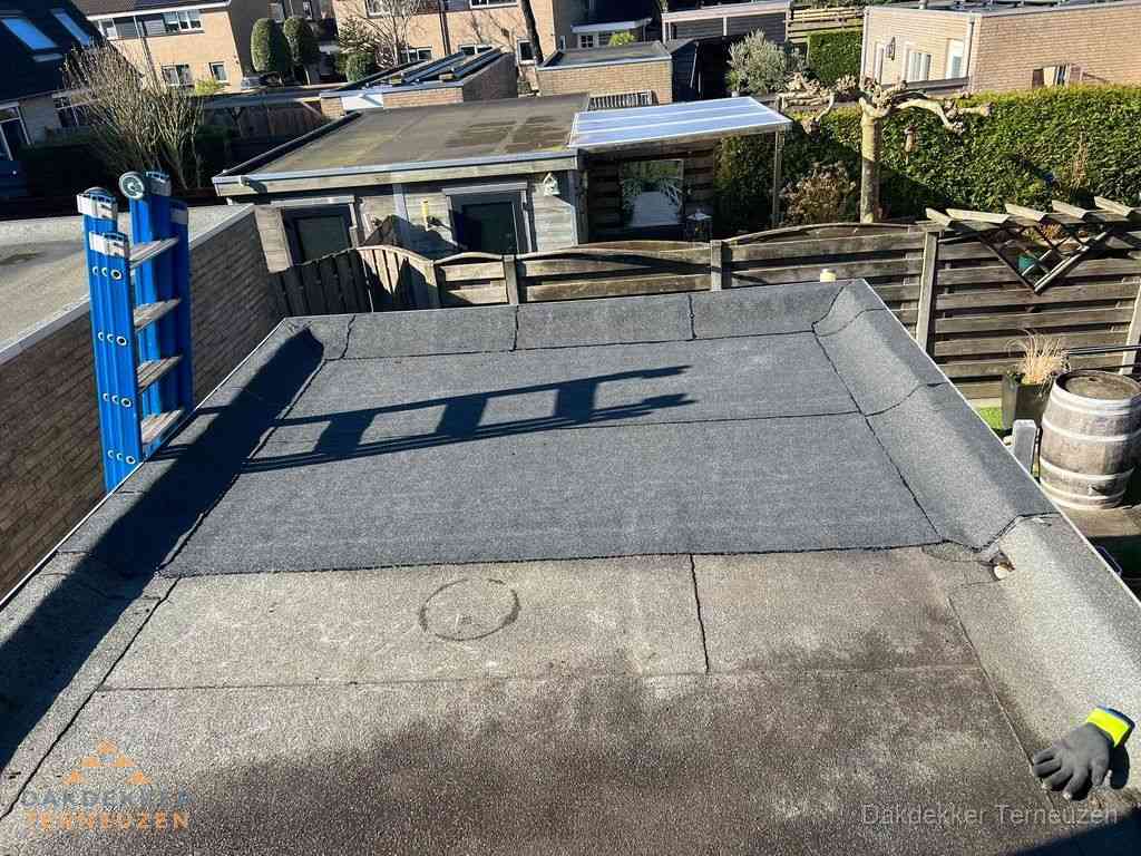 Dakdekker legt onderlaag op plat dak met houten constructie in Terneuzen