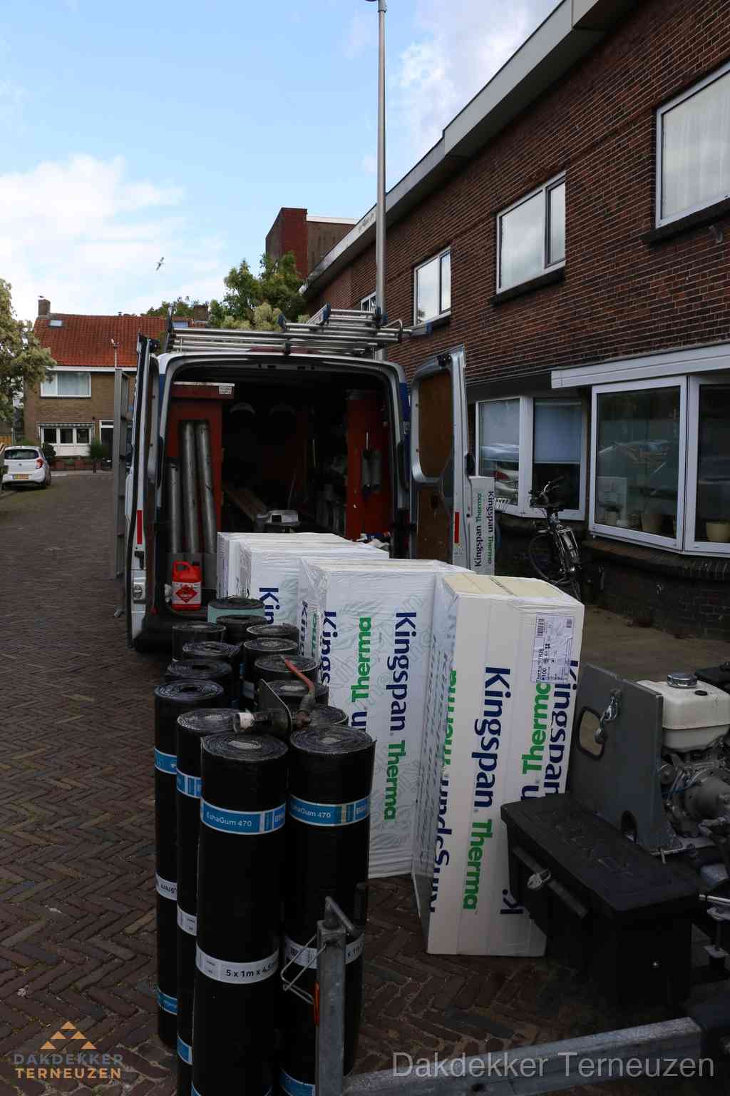Plat dak met bitumen dakbedekking en brander in Terneuzen
