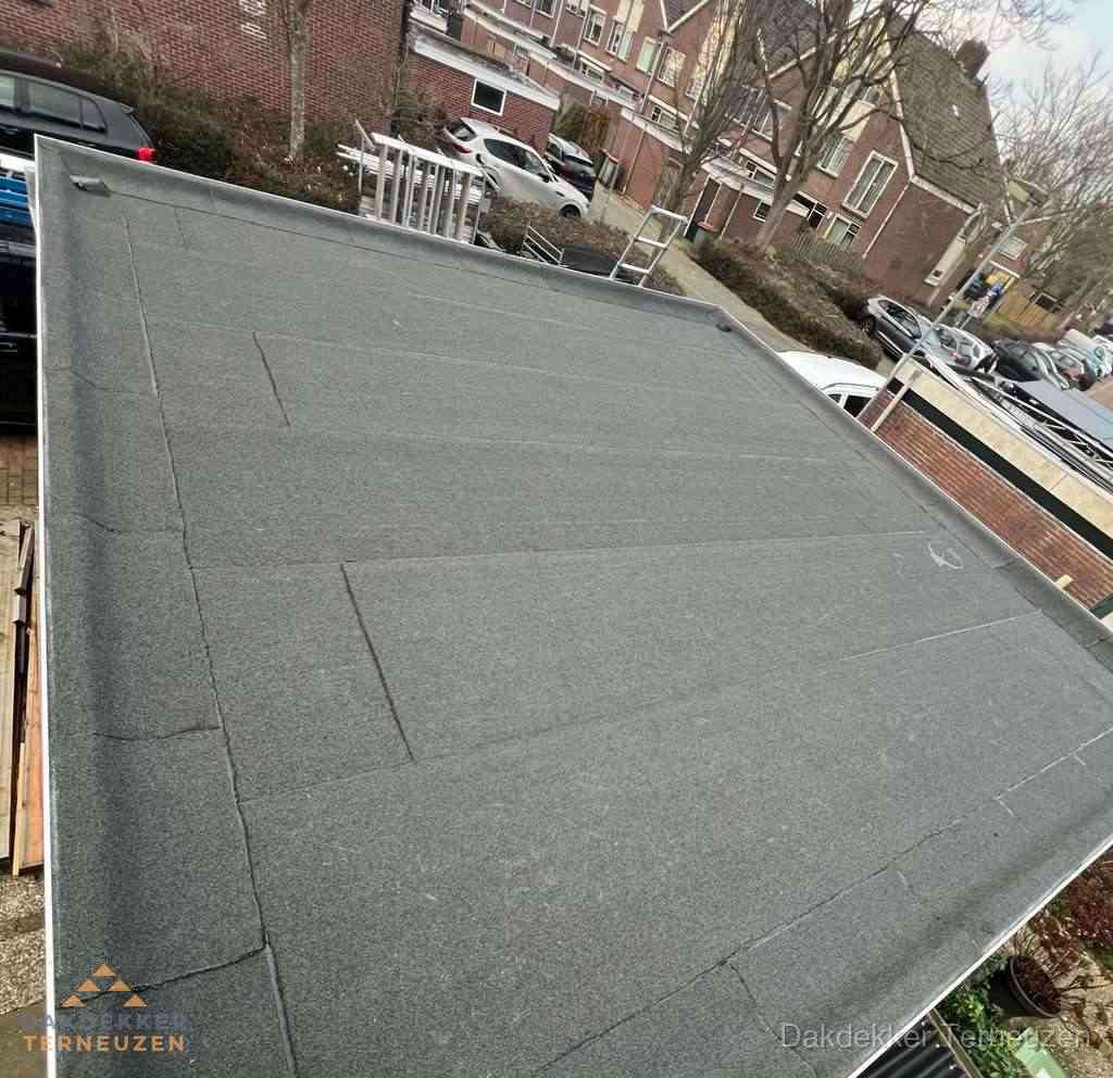 Nieuwe bitumen dakbedekking op plat dak van garage in Terneuzen