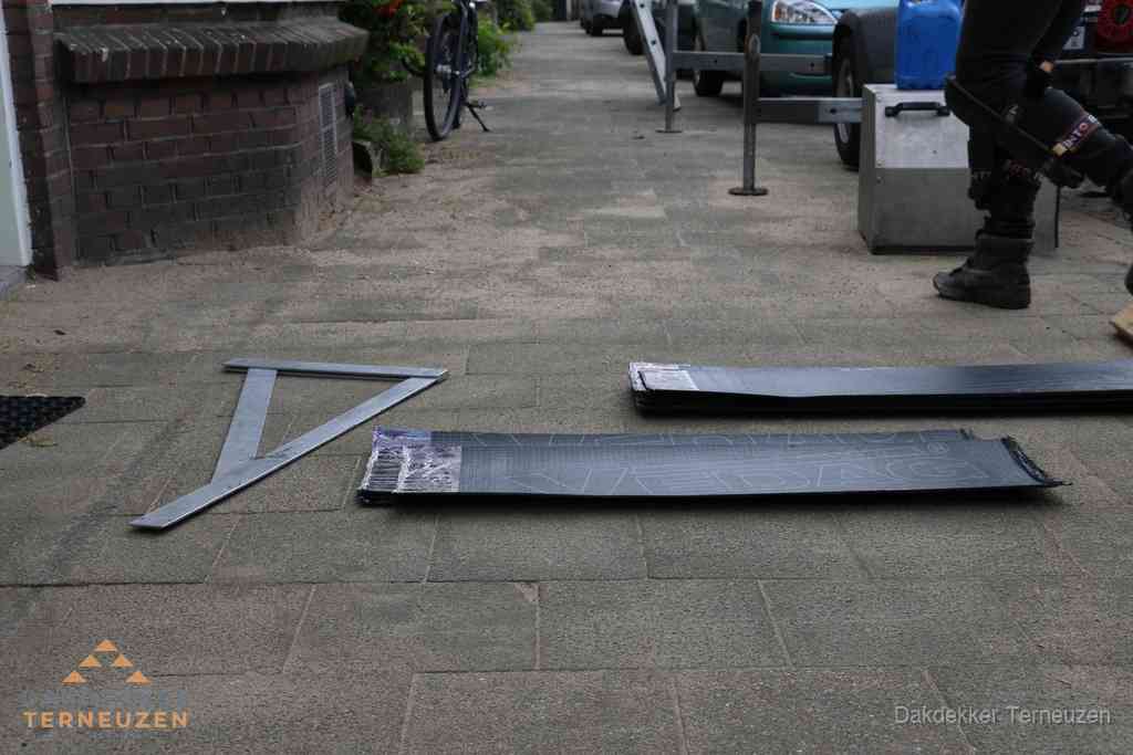 Dakbedekkingsmateriaal en zinkwerk klaargelegd voor reparatie in Terneuzen