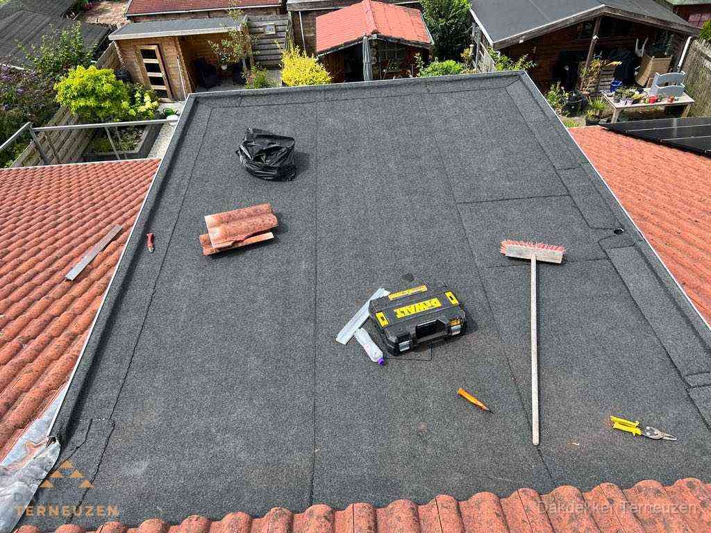 Nieuw plat dak met bitumen dakbedekking in Terneuzen