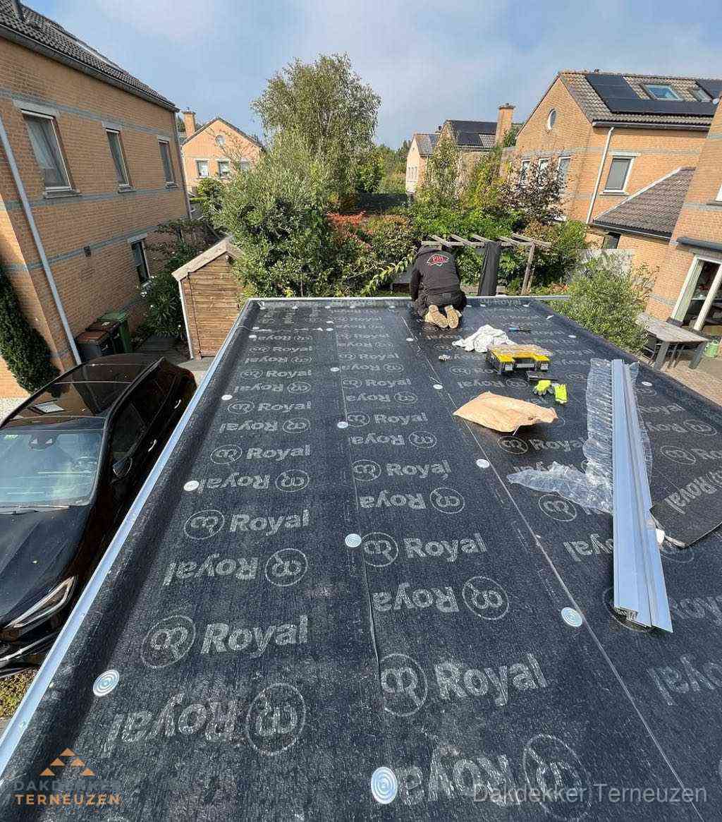 Dakdekker aan het werk op plat dak renovatie in Terneuzen