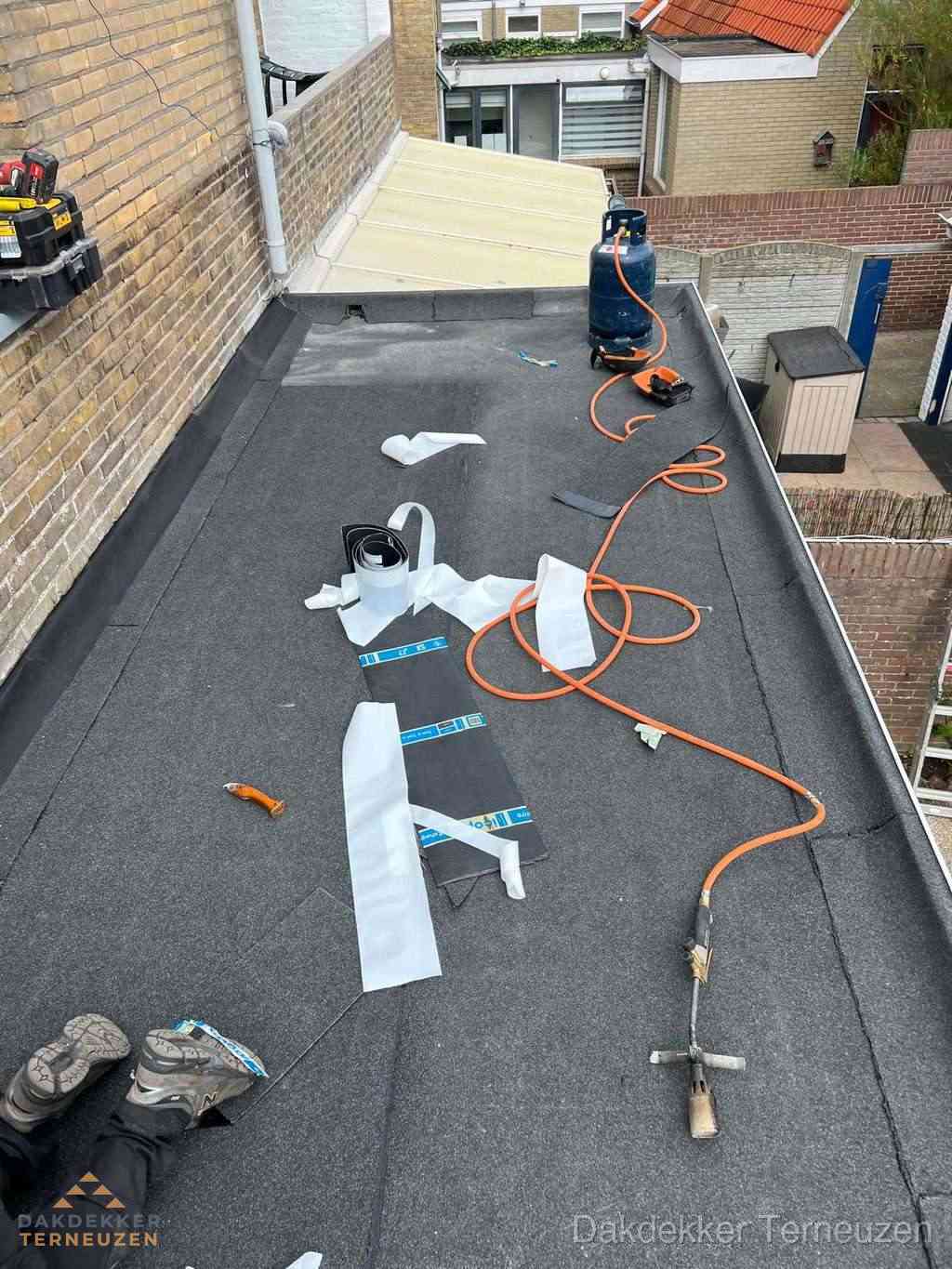 Dakdekker brengt EPDM dakbedekking aan op plat dak in Terneuzen