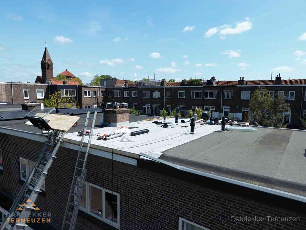 Dakdekkers aan het werk op plat dak in Terneuzen