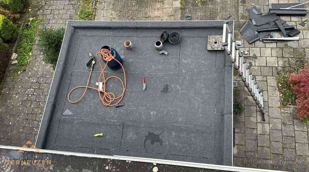 Plat dak met nieuwe bitumen bedekking in Terneuzen