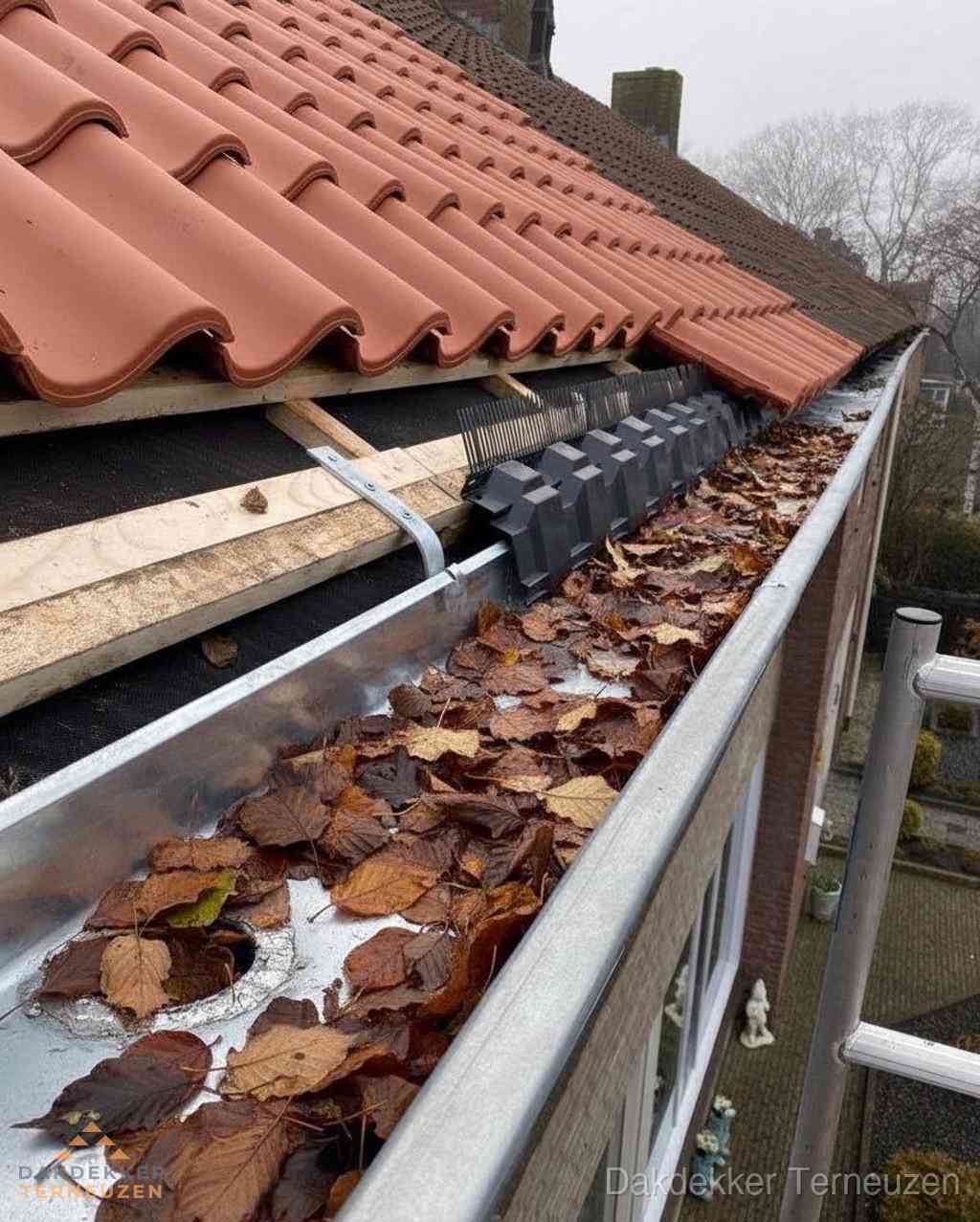 Plat dak bedrijfspand met bitumen dakbedekking en lichtkoepels in Terneuzen