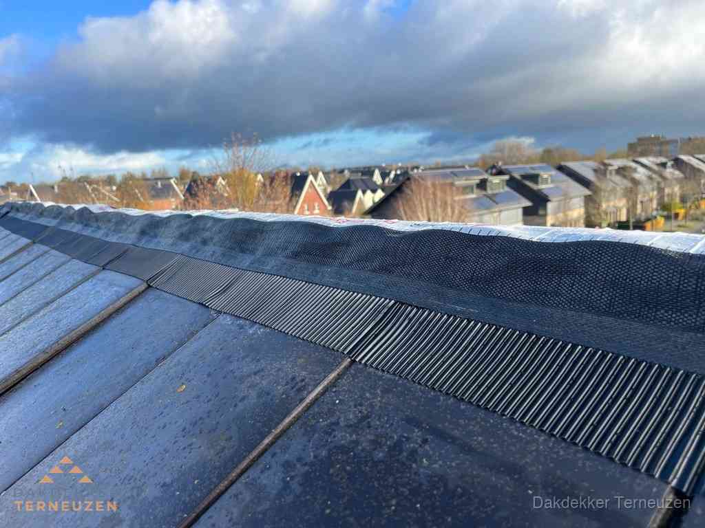 Dakisolatie bij de nok met ventilatieprofiel op schuin dak in Terneuzen
