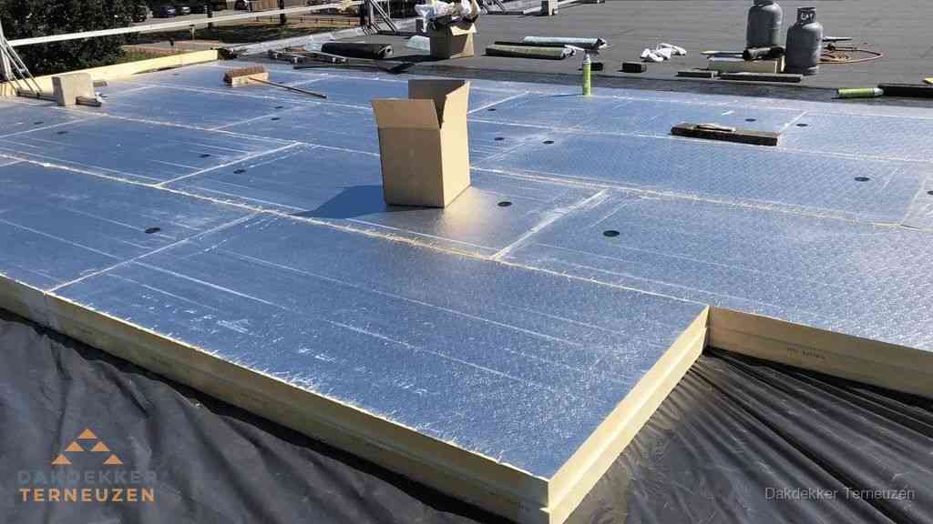 PIR isolatieplaten worden gelegd op plat dak voor dakisolatie in Terneuzen