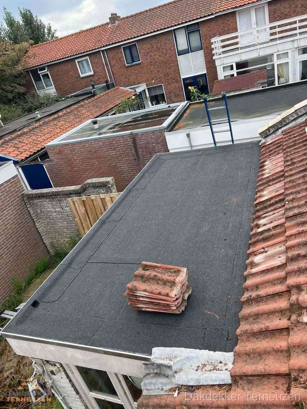 Aanbouw plat dak met reservepannen voor dakpannen vervangen in Terneuzen