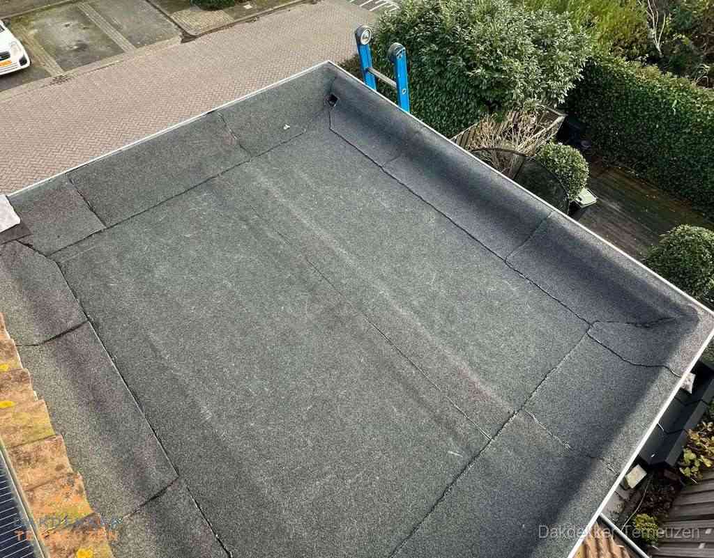 Gerenoveerd plat dak met nieuwe bitumen dakbedekking in Terneuzen
