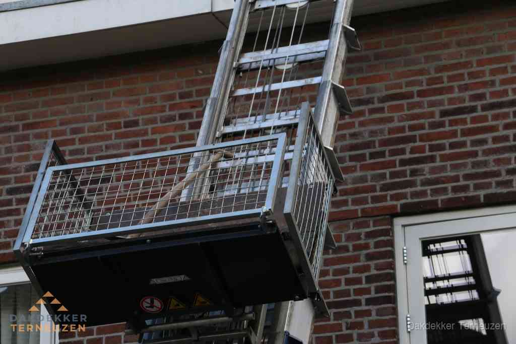 Ladderlift met dakpannen voor dakpan reparatie in Terneuzen
