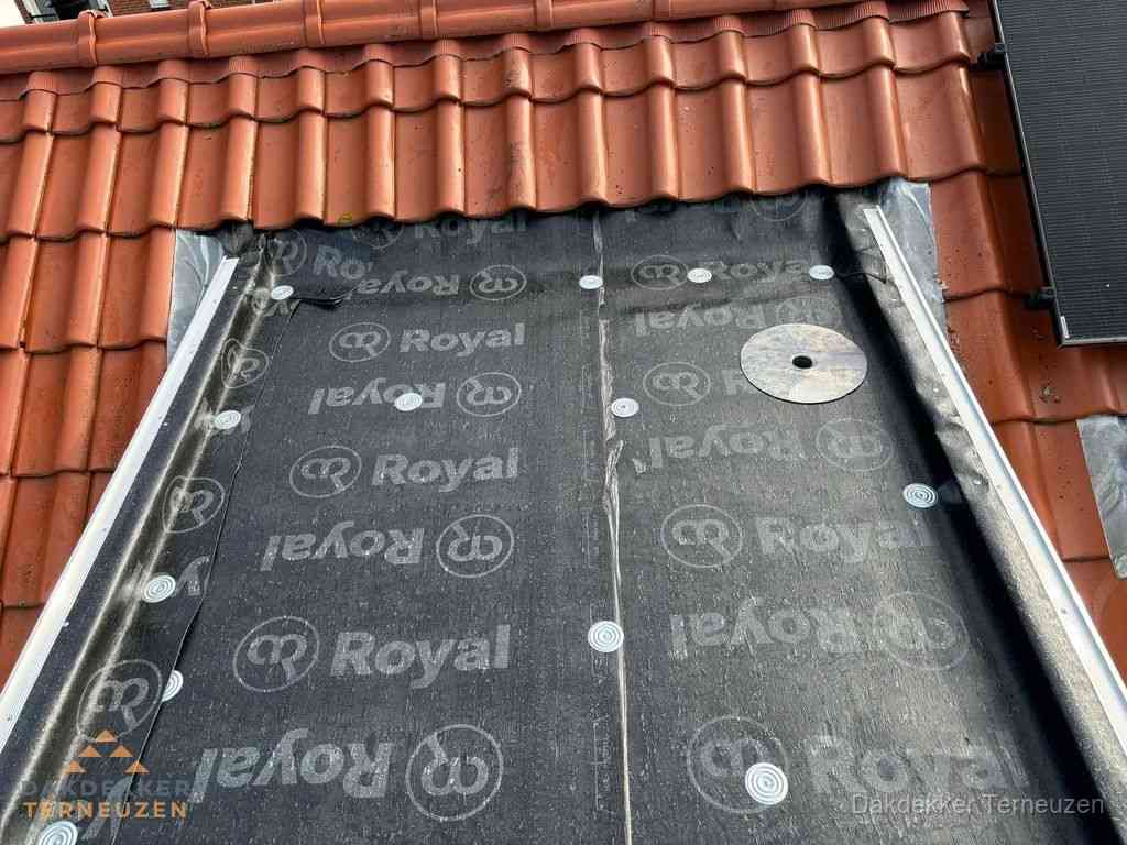 Nieuw dak met dakpannen en Royal onderlaag bij woning in Terneuzen