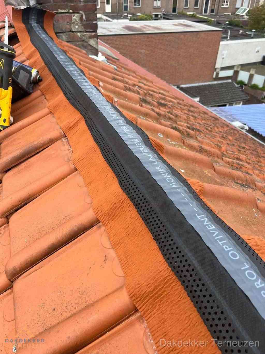 Plat dak aanbouw met bitumen naast schuin pannendak in Terneuzen