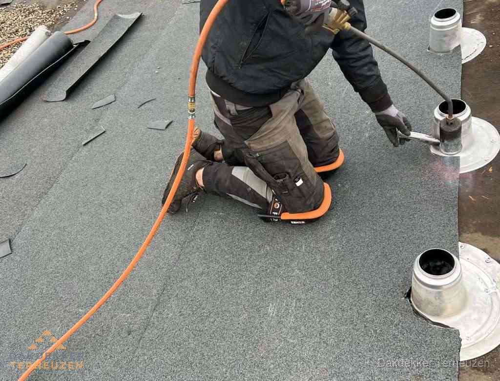 Gereedschap op nieuw plat dak na renovatie in Terneuzen