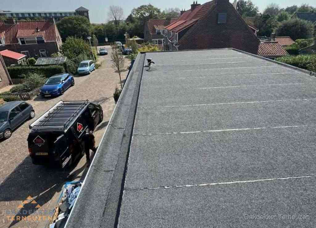 Nieuw bitumen plat dak met uitzicht over landschap in Terneuzen