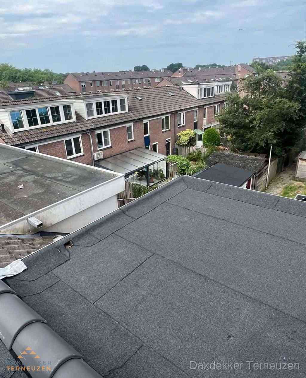 Vernieuwd plat dak met bitumen in woonwijk in Terneuzen